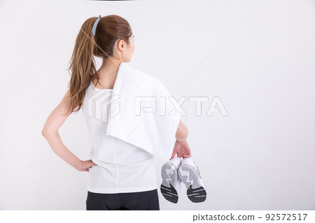 肩上帶毛巾和運動鞋運動的女性 92572517