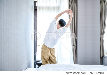 做早晨伸展運動的男人 92572981