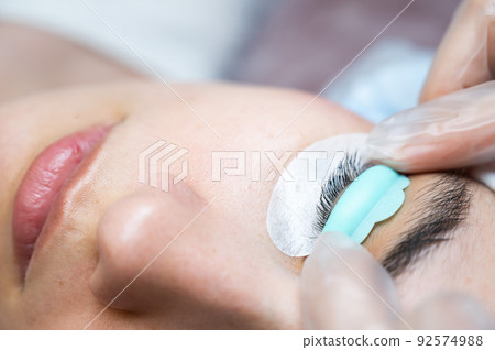 The master attaches to the client a special roller for laminating eyelashes. 92574988