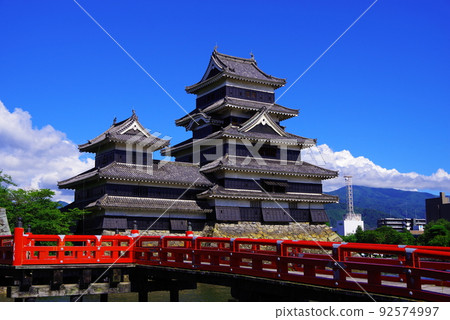 松本城與藍天白雲 松本城與藍天白雲 92574997