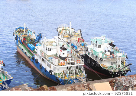 Ships Ships Carriers Freighters Tugboats Towing ships Marine cranes Offshore cranes Medium-sized ships Ships Ships Carriers Freighters Tugboats Towing ships Marine cranes Offshore cranes Medium-sized ships 92575851