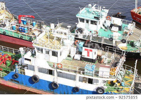 Ships Ships Carriers Freighters Tugboats Towing ships Marine cranes Offshore cranes Medium-sized ships 92575855