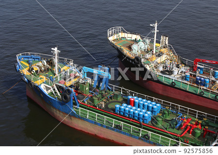 Ships Ships Carriers Freighters Tugboats Towing ships Marine cranes Offshore cranes Medium-sized ships Ships Ships Carriers Freighters Tugboats Towing ships Marine cranes Offshore cranes Medium-sized ships 92575856
