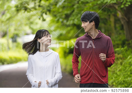 Young men and women exercising in sportswear 92575898