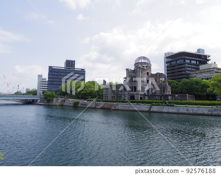 從本安川看到的原爆圓頂屋(廣島縣廣島市) 從本安川看到的原爆圓頂屋(廣島縣廣島市) 92576188