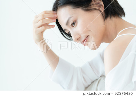 Natural beauty woman 92576480