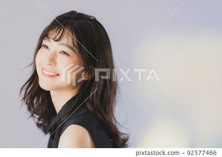 black sleeveless woman 92577466