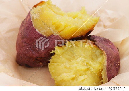 Roasted sweet potato Beni Yuka Beni Yukan Beni Haruka divided into two Roasted sweet potato Beni Yuka Beni Yukan Beni Haruka divided into two 92579641