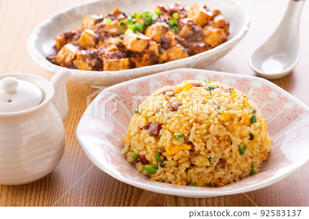 炒飯和麻婆豆腐 炒飯和麻婆豆腐 92583137