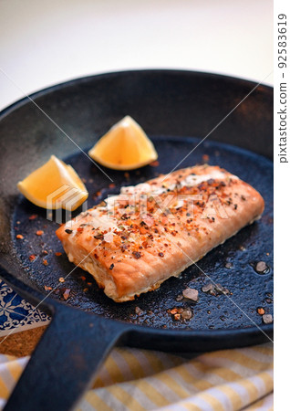 Salmon Fillet Steak In A Pan With Lemon Slices Salmon Fillet Steak In A Pan With Lemon Slices 92583619