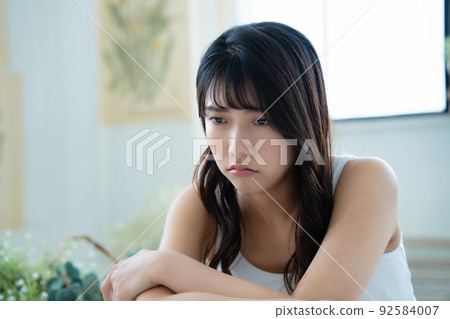 一位沮喪的小姐 92584007