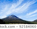 玉府的壯麗山巒和藍天 92584060