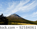 玉府的壯麗山巒和藍天 92584061