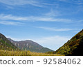 玉府的壯麗山巒和藍天 92584062