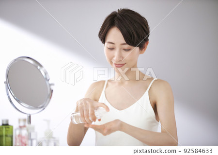 做皮膚護理的中年婦女 做皮膚護理的中年婦女 92584633