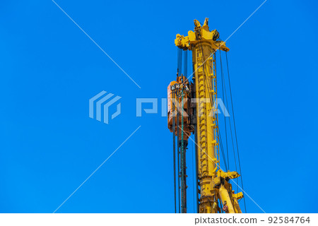 建造場所藍天和打樁機 92584764