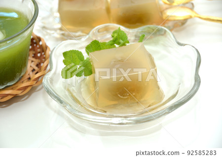 玻璃餐具上帶有李子的瓊脂和糖果 玻璃餐具上帶有李子的瓊脂和糖果 92585283