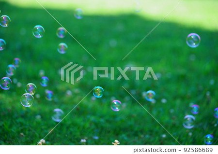 肥皂泡在綠草上玩耍 肥皂泡在綠草上玩耍 92586689