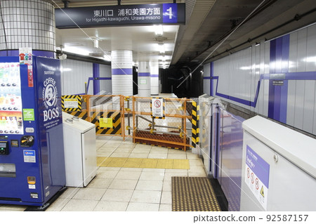[SR21] Saitama Kosoku Railway Minamihatogaya Station platform (8-car train extension work) 92587157