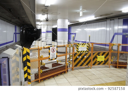 [SR21] Saitama Kosoku Railway Minamihatogaya Station platform (8-car train extension work) 92587158
