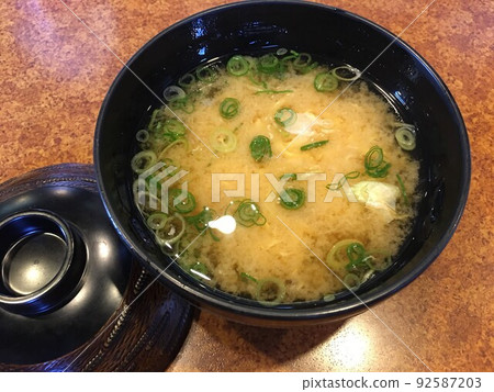 Miso soup with green onions, which is indispensable in Japanese cuisine Miso soup with green onions, which is indispensable in Japanese cuisine 92587203