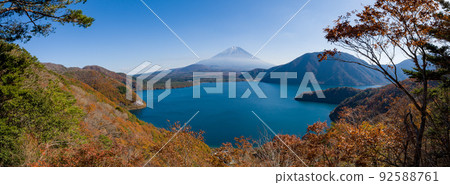 從本栖湖看到的富士山全景 從本栖湖看到的富士山全景 92588761