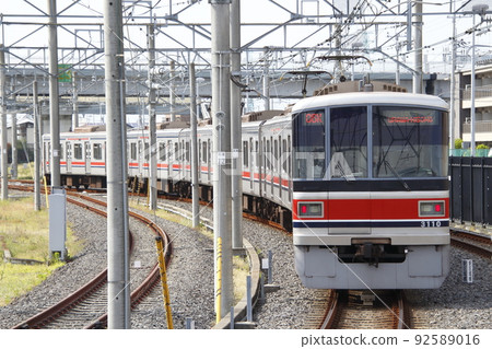 東急目黑線3000系列車（6車廂列車）進入浦和美園站北站 92589016