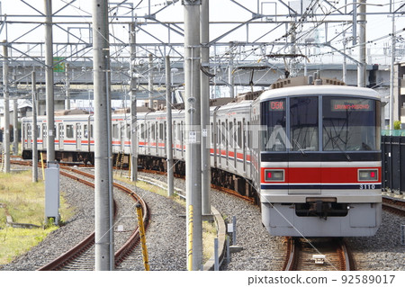 Tokyu Meguro Line 3000 series train (6-car train) entering the depot north of Urawa-Misono Station 92589017
