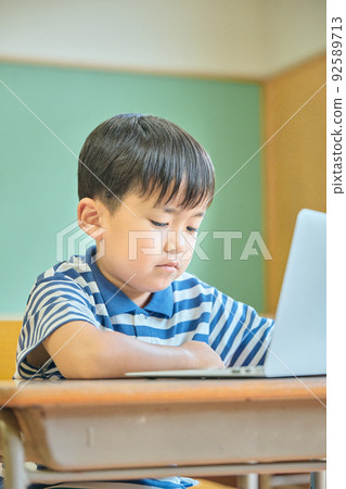 在筆記本電腦上在線學習的小學生 在筆記本電腦上在線學習的小學生 92589713