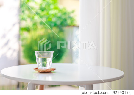 明亮的窗戶旁的一杯水 明亮的窗戶旁的一杯水 92590154