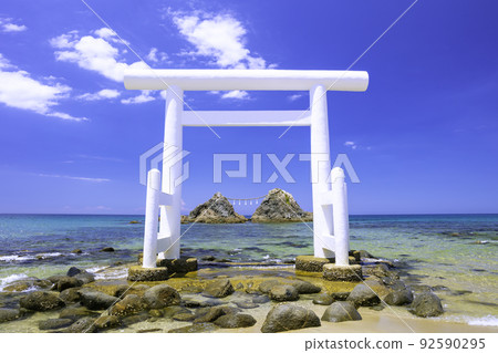 福岡縣I島市富提高浦的白色鳥居門和Me岩 福岡縣I島市富提高浦的白色鳥居門和Me岩 92590295