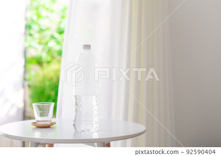 窗邊的玻璃和裝水的塑料瓶 窗邊的玻璃和裝水的塑料瓶 92590404