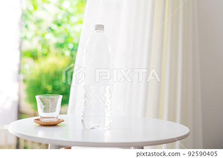 窗邊的玻璃和裝水的塑料瓶 窗邊的玻璃和裝水的塑料瓶 92590405