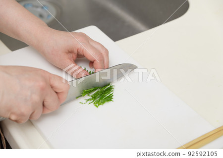 [Santoku knives cut the perilla into thin strips to make condiments] 92592105