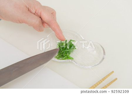 [Transfer the shredded perilla leaves to a plate] 92592109