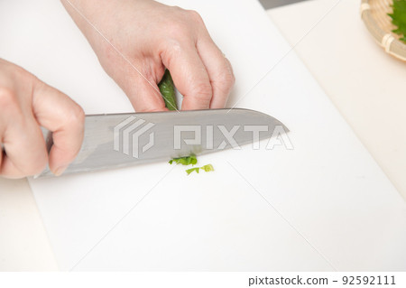 [將捲好的紫蘇葉切成細條做調味品] 92592111