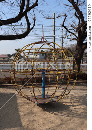 公園裡的球形玩具 公園裡的球形玩具 92592619