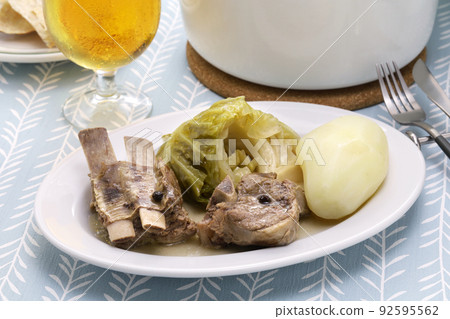 回想一下（燉羊肉和捲心菜），傳統的挪威食物 92595562