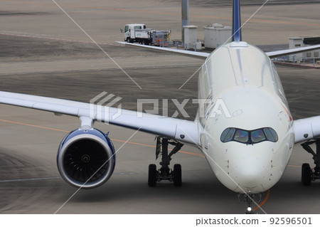 The front of the passenger plane that arrived 92596501