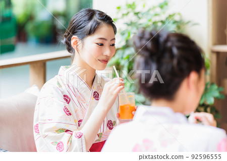 兩個女人在露台上喝果汁聊天 92596555