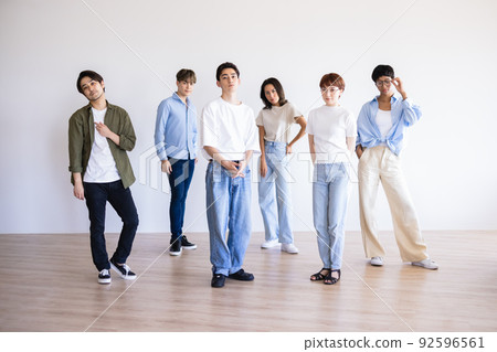 Portrait of young men and women 92596561