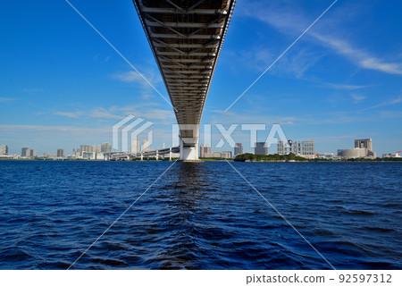 從芝浦碼頭台場海濱公園看到的彩虹橋 92597312