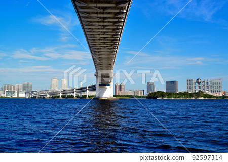 從芝浦碼頭台場海濱公園看到的彩虹橋 從芝浦碼頭台場海濱公園看到的彩虹橋 92597314