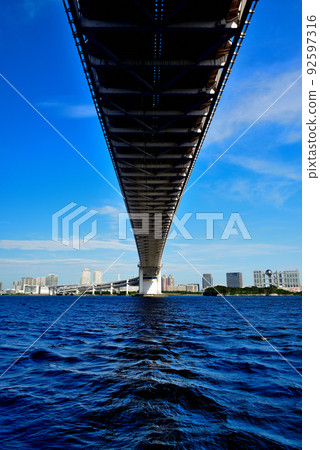 從芝浦碼頭台場海濱公園看到的彩虹橋 92597316