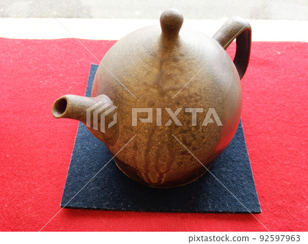 日本茶道中用來倒茶的茶壺 日本茶道中用來倒茶的茶壺 92597963