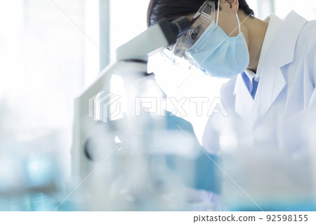 Researcher microscope Researcher microscope 92598155