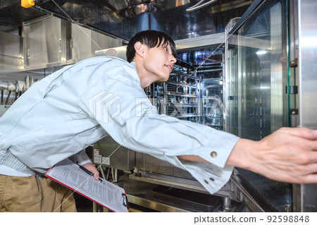 檢查商用廚房用具的男員工 檢查商用廚房用具的男員工 92598848