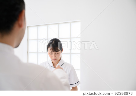 An angry woman who is easy to use for the image of a beauty nurse or nurse An angry woman who is easy to use for the image of a beauty nurse or nurse 92598873