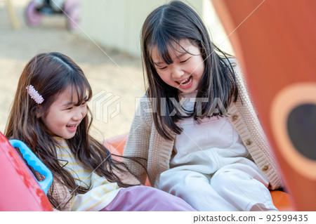 兒童 生活方式 女孩 妹妹 家庭 朋友 92599435