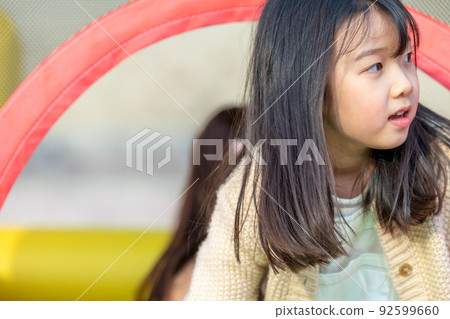 兒童 生活方式 女孩 妹妹 家庭 朋友 92599660